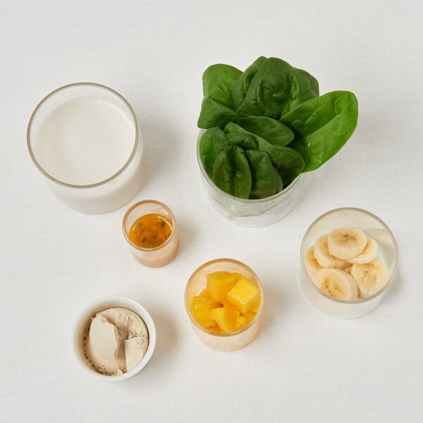 Zutaten fuer den smoothie spinat mango banane proteinpulver