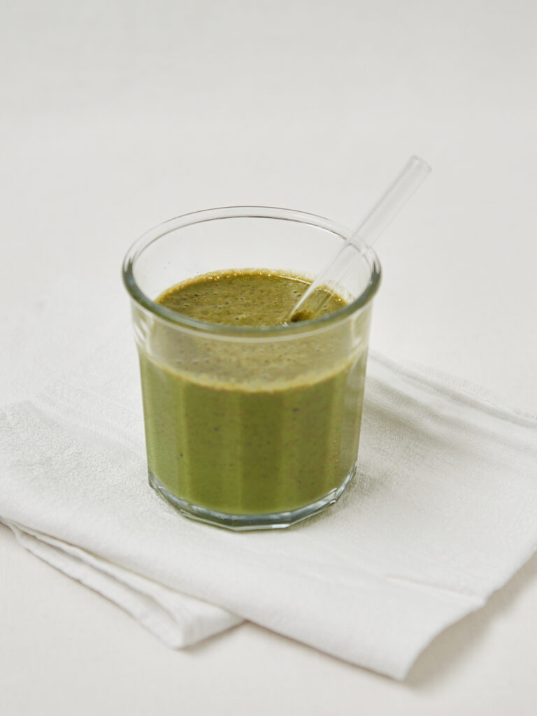 green smoothie im mixer und im glas