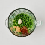 Edamame, Erbsen, Knoblauch, MIso im MIxer von oben fotografiert