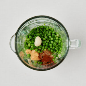 Edamame, Erbsen, Knoblauch, MIso im MIxer von oben fotografiert