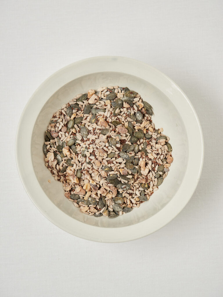 Drei Schalen mit den einzelnen Schritten für das Life-Changing-Bread: trockene Zutaten, vermischte Körnermischung und gebundene, angefeuchtete Brotmasse.