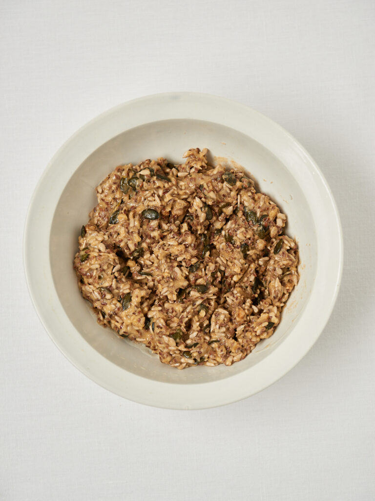 Drei Schalen mit den einzelnen Schritten für das Life-Changing-Bread: trockene Zutaten, vermischte Körnermischung und gebundene, angefeuchtete Brotmasse.