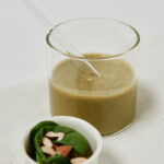 der fertig gemixte, cremige grüne Smoothie im Glas.