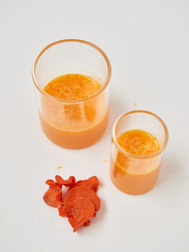 Zutaten f&uuml;r Karotte-Orange-Saft im Entsafter von oben