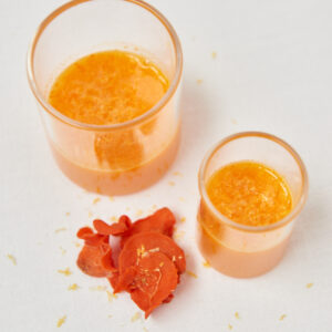 Karotte-Orange-Shot und Saft im Glas nebeneinander