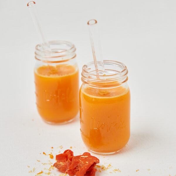 Karotte-Orange-Detox-Saft in Gläsern mit Ingwerstücken