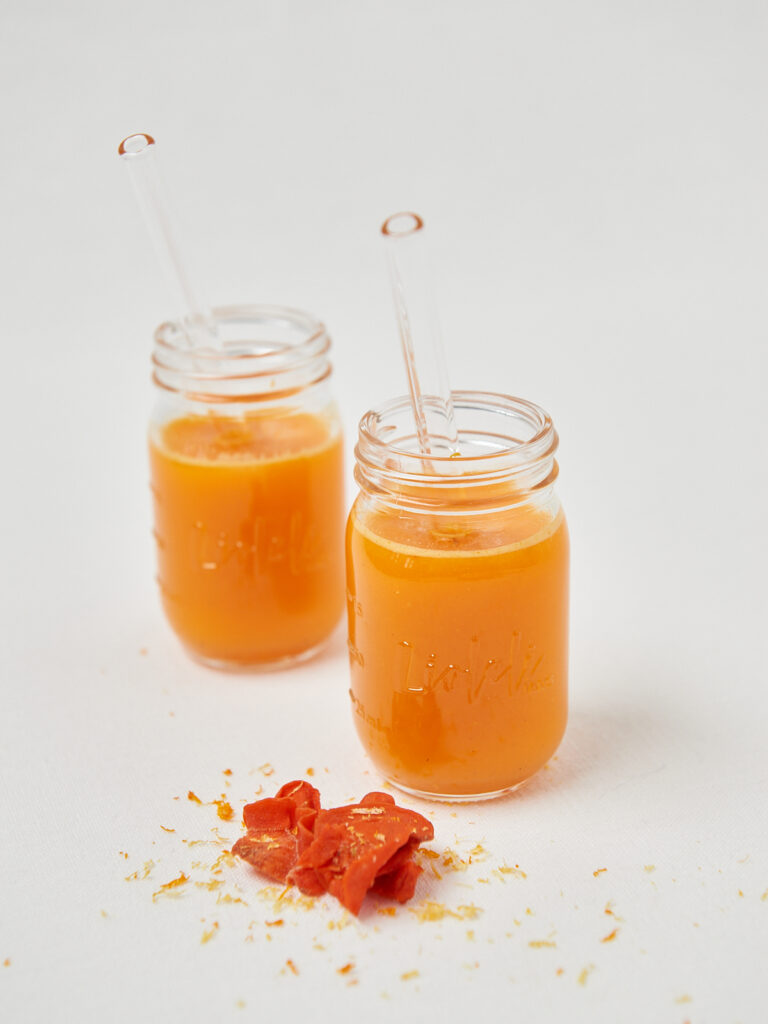 Karotte-Orange-Detox-Saft in Gl&auml;sern mit Ingwerst&uuml;cken