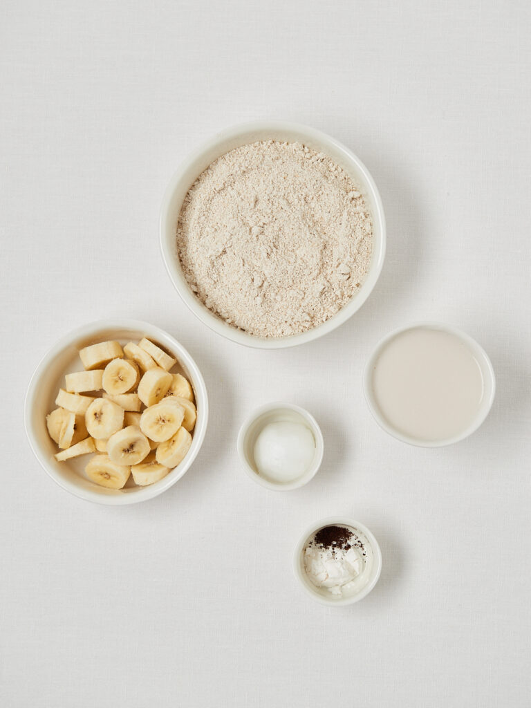 Zutaten f&uuml;r Bananen-Pancakes von oben angeordnet