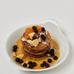 Gesunder Pancake-Stack mit Banane und Blaubeeren von oben