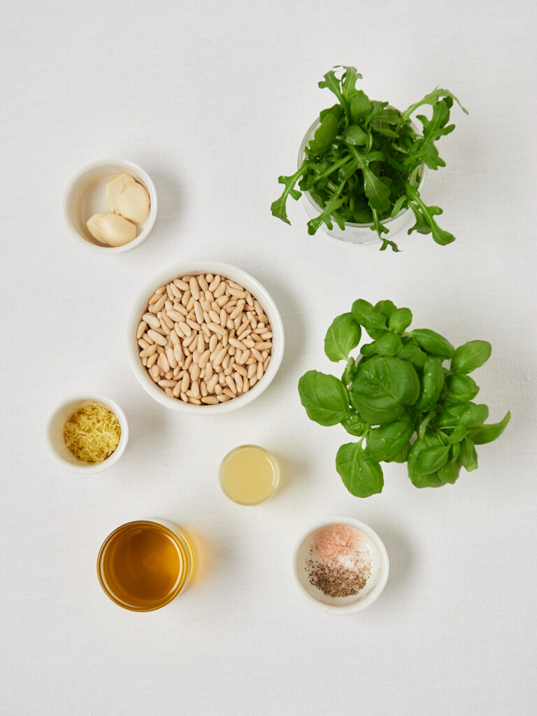 Vegane Pesto-Zutaten &uuml;bersichtlich von oben arrangiert