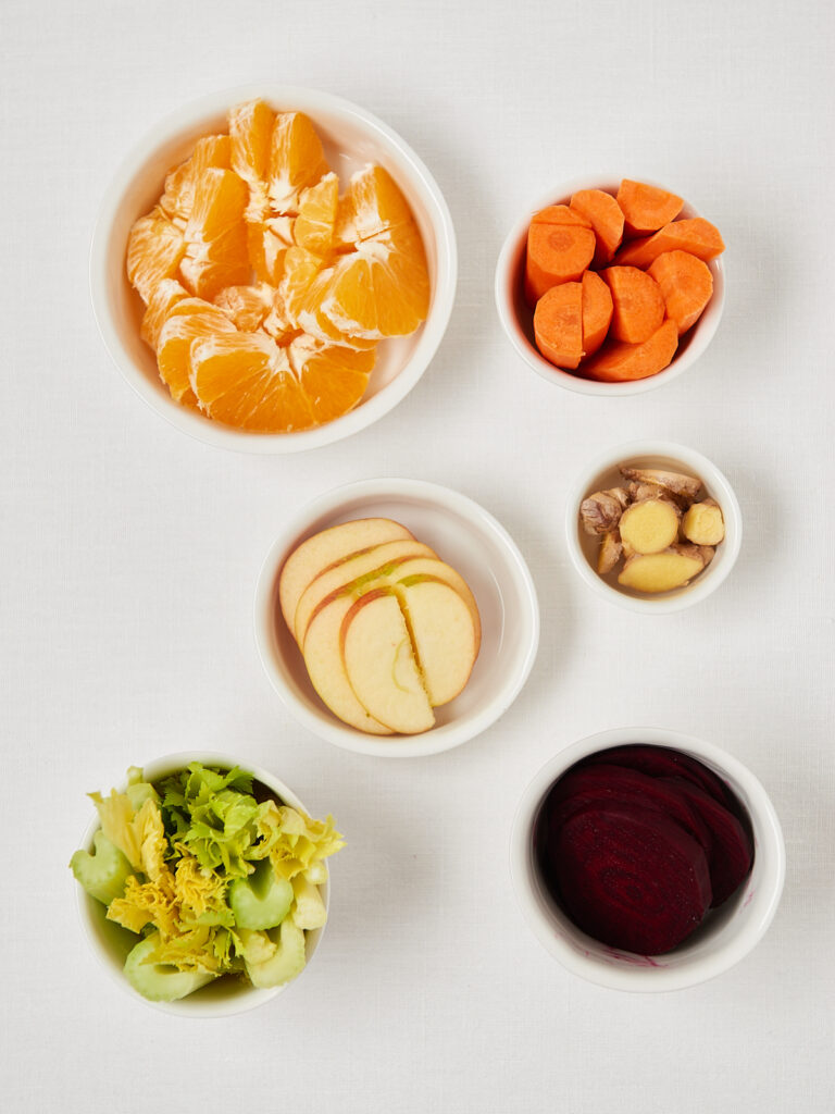 Zutaten f&uuml;r roten Detox-Saft mit Roter Bete, Orange und Ingwer