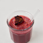 Cremiger roter Detox-Saft von oben fotografiert