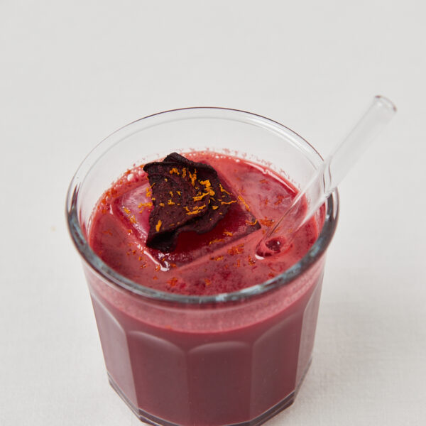 Cremiger roter Detox-Saft von oben fotografiert