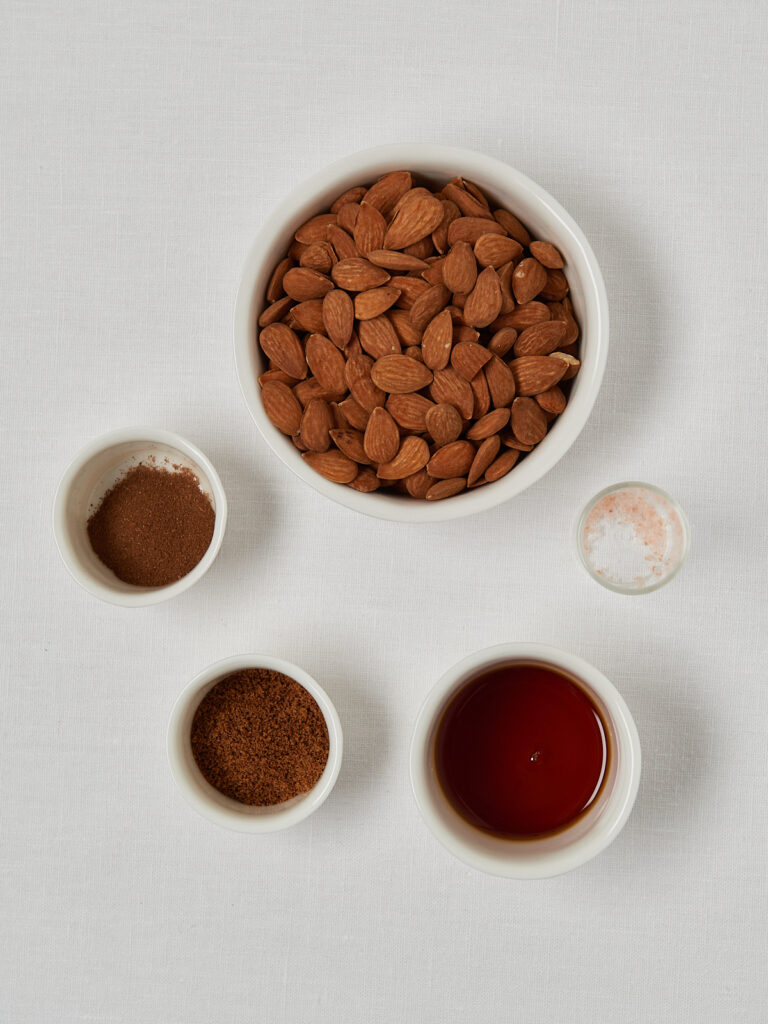 Zutaten fuer gebrannte Mandeln, Zimt, Honig, Oel