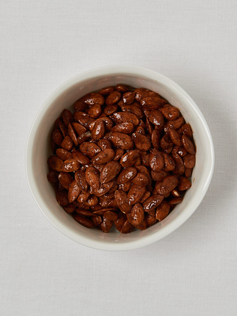 Mandel mit Zimt im weisser Schuessel