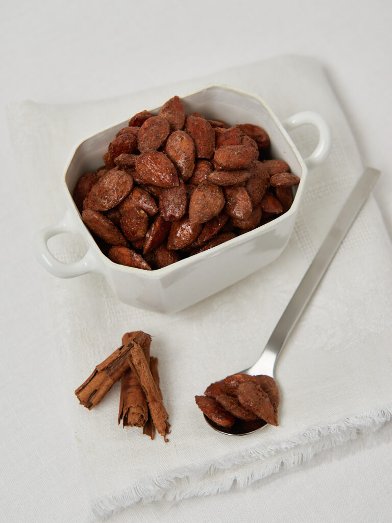 Mandeln in weisser Schuessel
