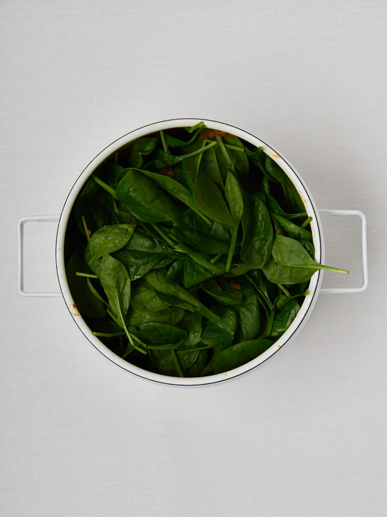 rote linsen gekocht, spinat in toepfen