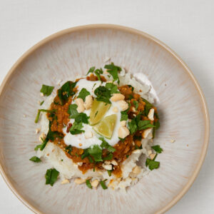 Teller mit Reis und Linsen Dal