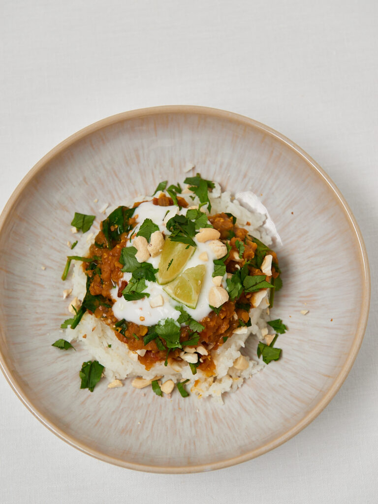 Teller mit Reis und Linsen Dal