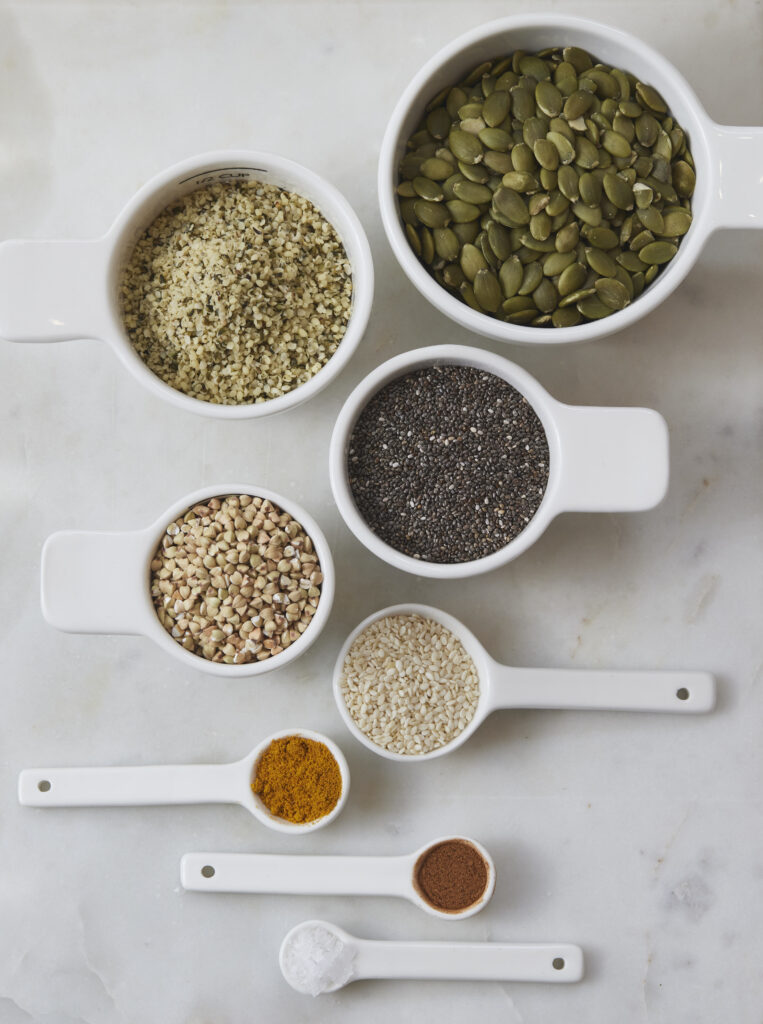 Samen, Kerne und Gew&uuml;rze in Messl&ouml;ffeln &ndash; Zutaten f&uuml;r gesunde Rezepte.