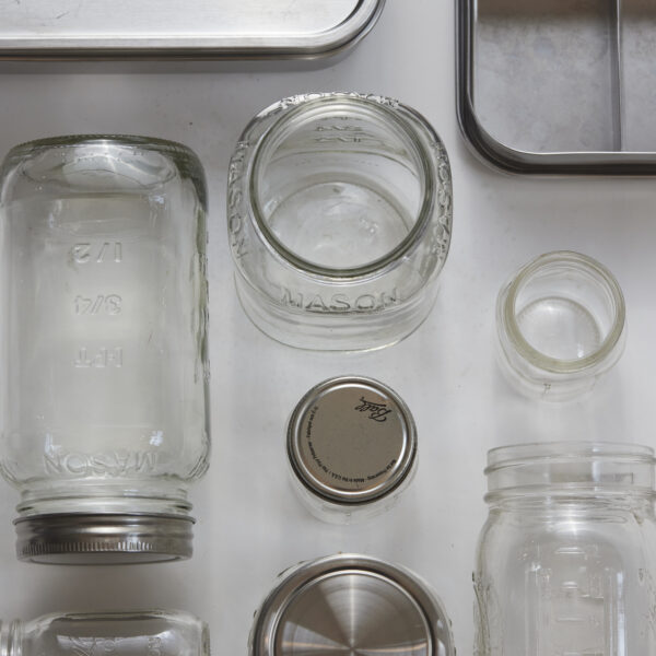 Leere Glasbehälter und Vorratsgläser für nachhaltige Küchenorganisation.