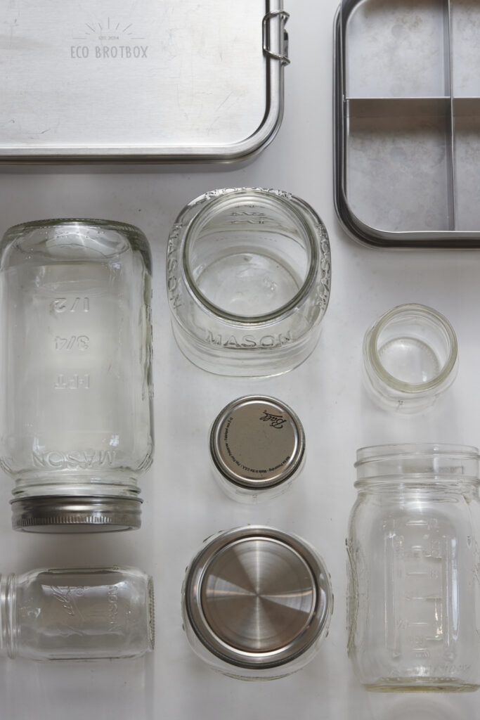 Leere Glasbeh&auml;lter und Vorratsgl&auml;ser f&uuml;r nachhaltige K&uuml;chenorganisation.