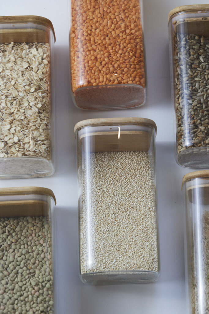 Vorratsgl&auml;ser mit Getreide und H&uuml;lsenfr&uuml;chten f&uuml;r gesunde Meal-Prep-K&uuml;che.