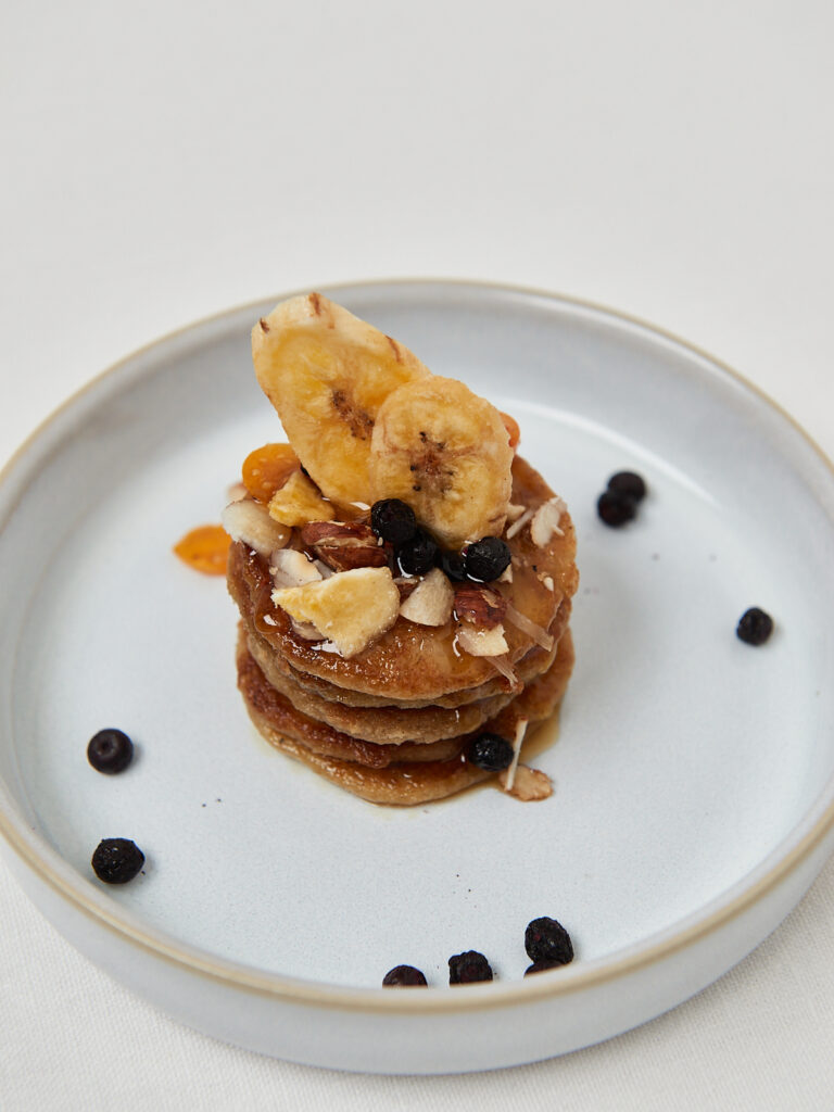 Pancake-Turm mit Banane und N&uuml;ssen, Draufsicht