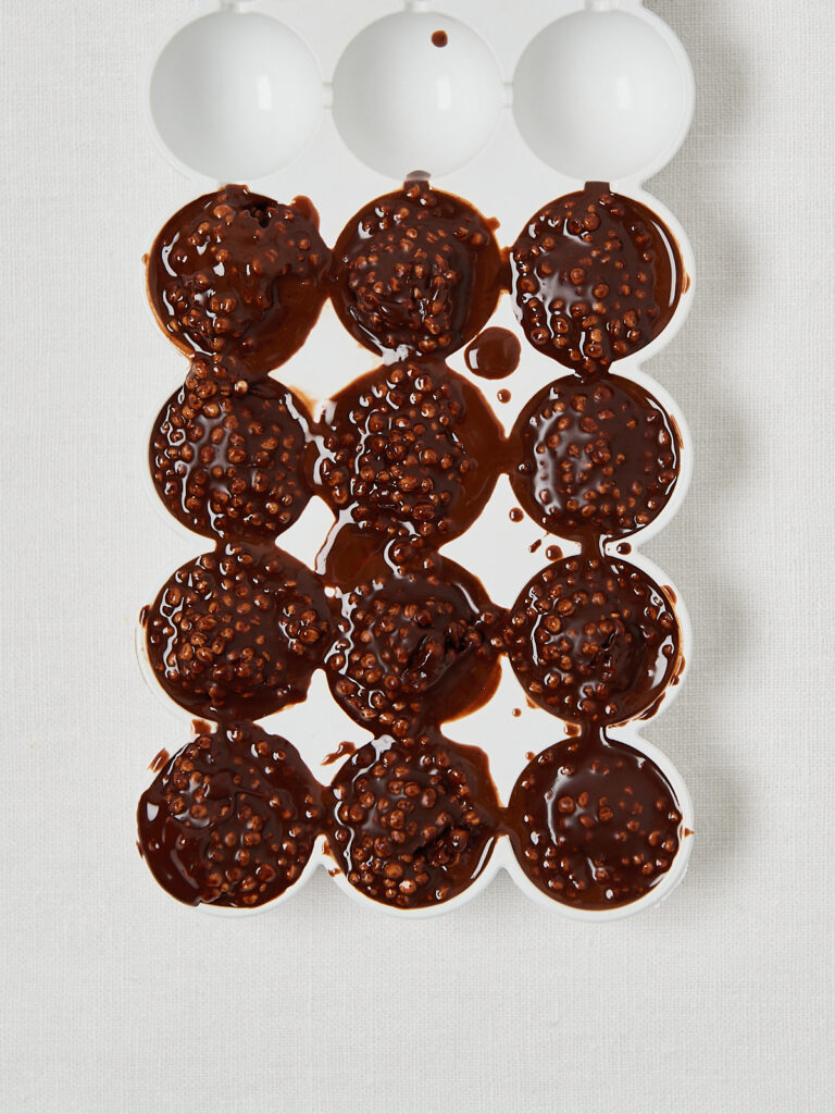 Schokolierte Energy Bites mit Himbeerfüllung in Silikonform