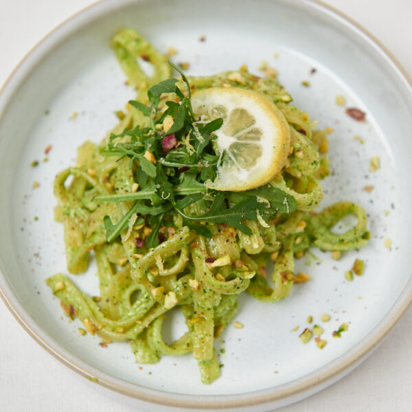 Grüne Pasta mit Pesto, Zitrone und Pistazien, Draufsicht