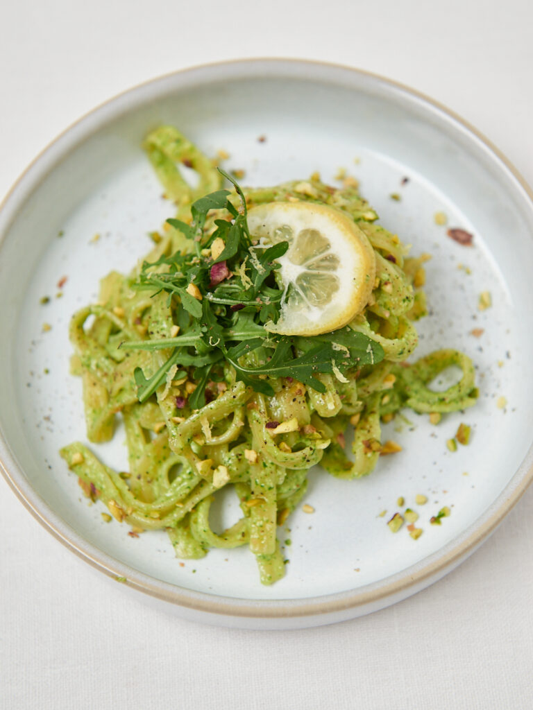 Gr&uuml;ne Pasta mit Pesto, Zitrone und Pistazien, Draufsicht