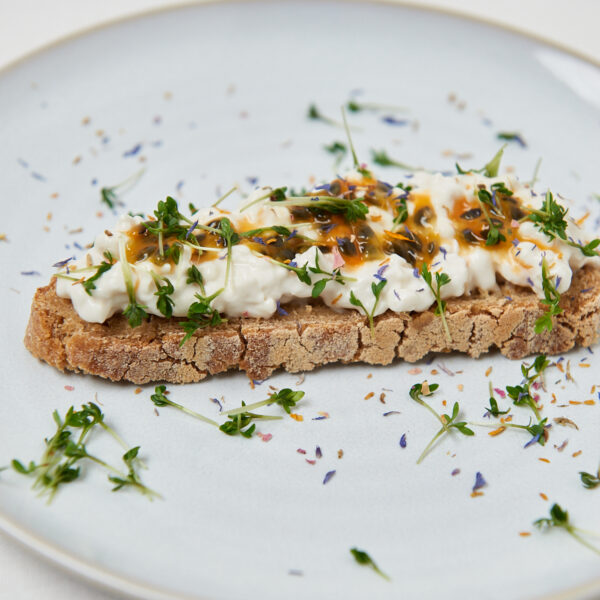 Vollkornbrot mit Aufstrich und frischen Kräutern
