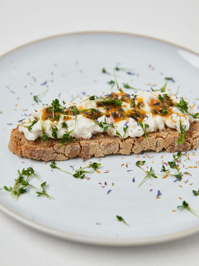 Vollkornbrot mit Aufstrich und frischen Kr&auml;utern