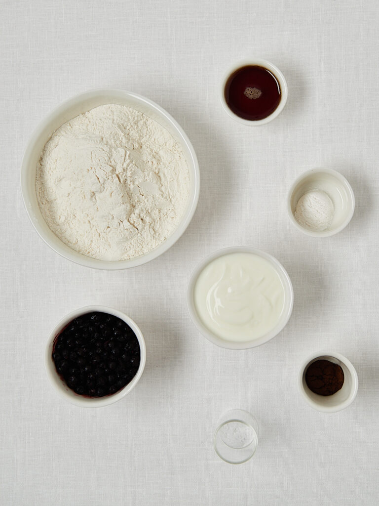 Zutaten f&uuml;r gesunde Blaubeer-Protein-Cookies vorbereitet