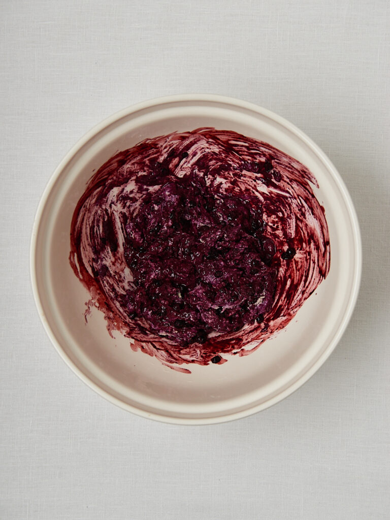 Blaubeer-Cookie Teig mit Haferflocken und Beeren in Sch&uuml;ssel