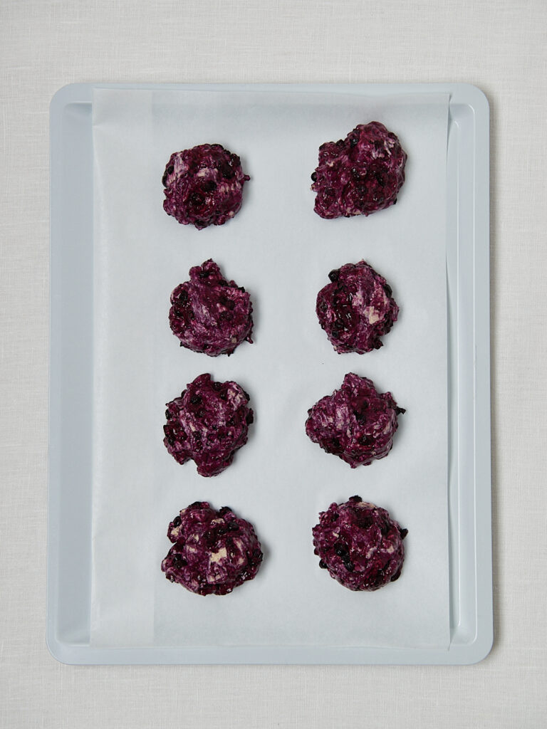 Roher Teig f&uuml;r gesunde Blaubeer-Cookies mit Haferflocken