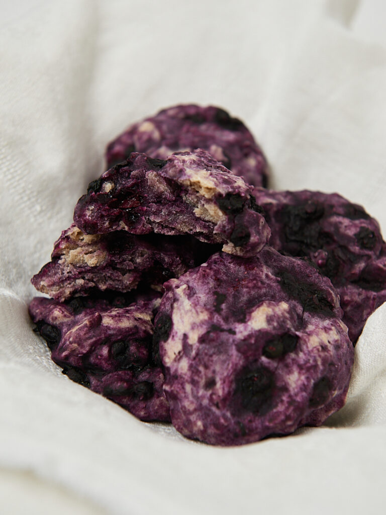 Gesunde Blaubeer-Cookies serviert mit Joghurt und Fruchtso&szlig;e