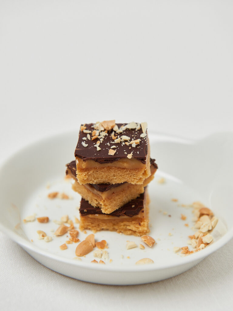 Peanut-Butter-Chocolate Squares gestapelt, clean eating Snack für Familien