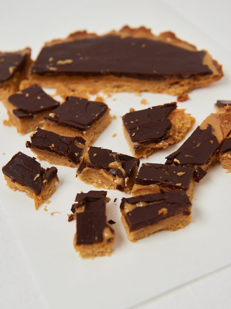 Aufgeschnittene Peanut-Butter-Riegel mit Schokoladenschicht von oben fotografiert