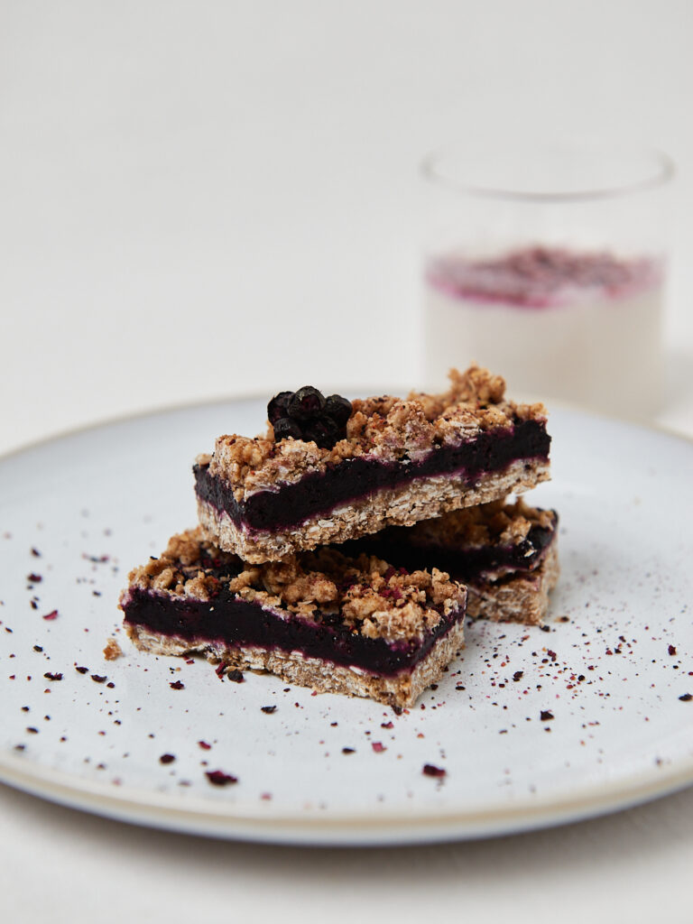 Beeren-Crumble-Schnitten als Clean-Eating-Dessert