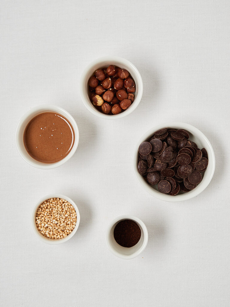 Zutaten fuer Ferrero Kueschen  in weissen Glas schalen
