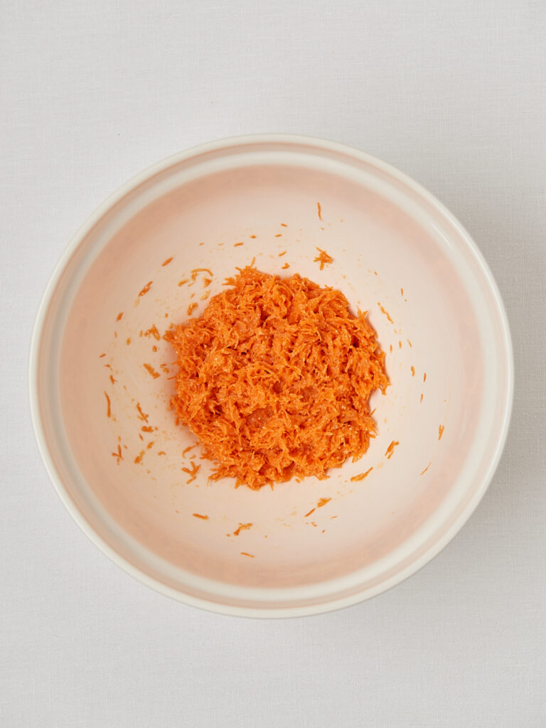 geraspelte KArotten in einer Schuessel