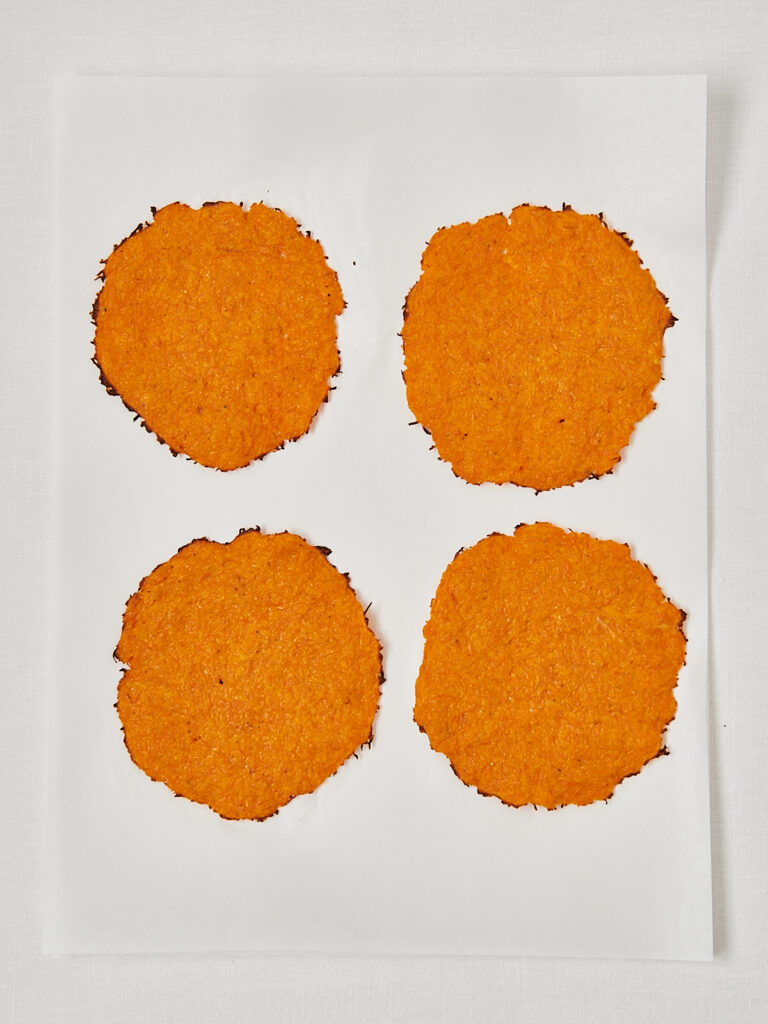 Vier gebackene Karotten-Gem&uuml;setaler auf Backpapier