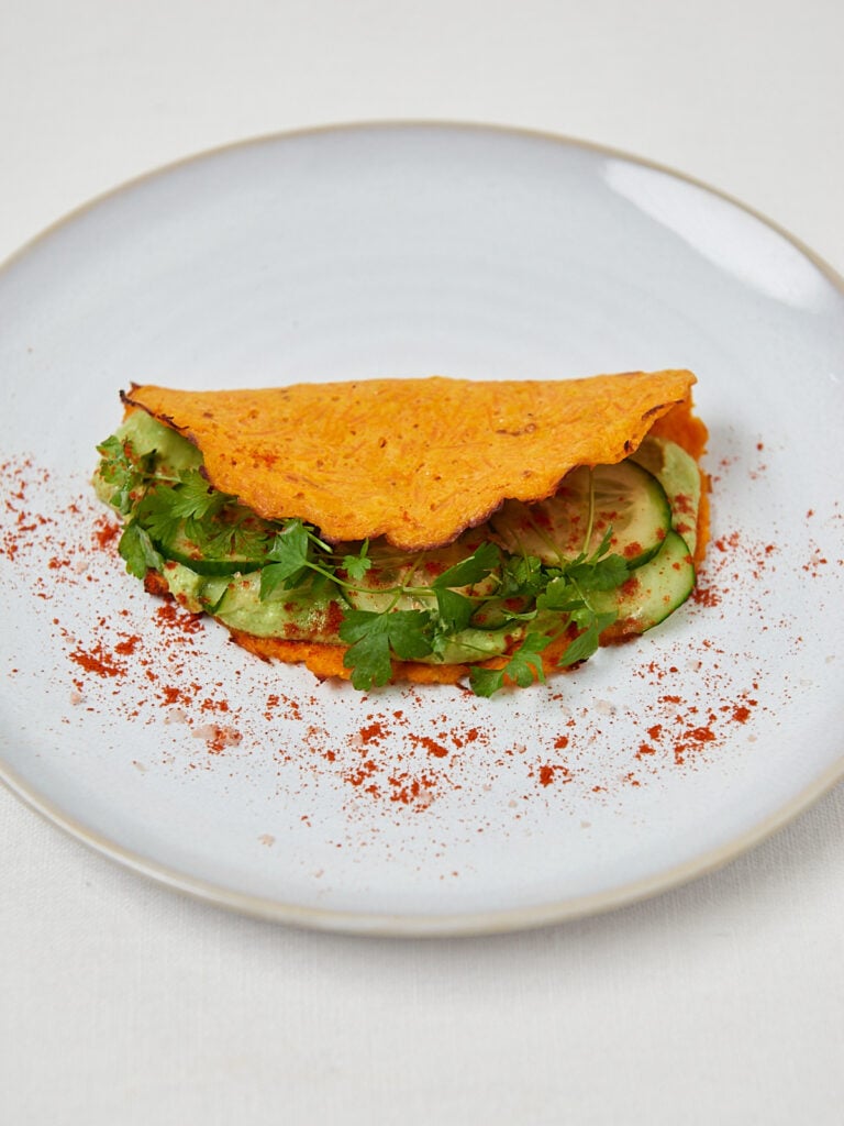Gef&uuml;llter knuspriger Gem&uuml;sefladen mit Paprika-Topping