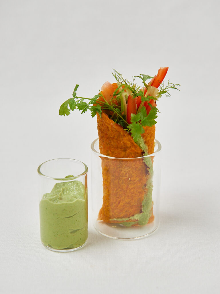 Knuspriger Gem&uuml;secroissant-Wrap im Glas mit gr&uuml;nem Kr&auml;uter-Dip