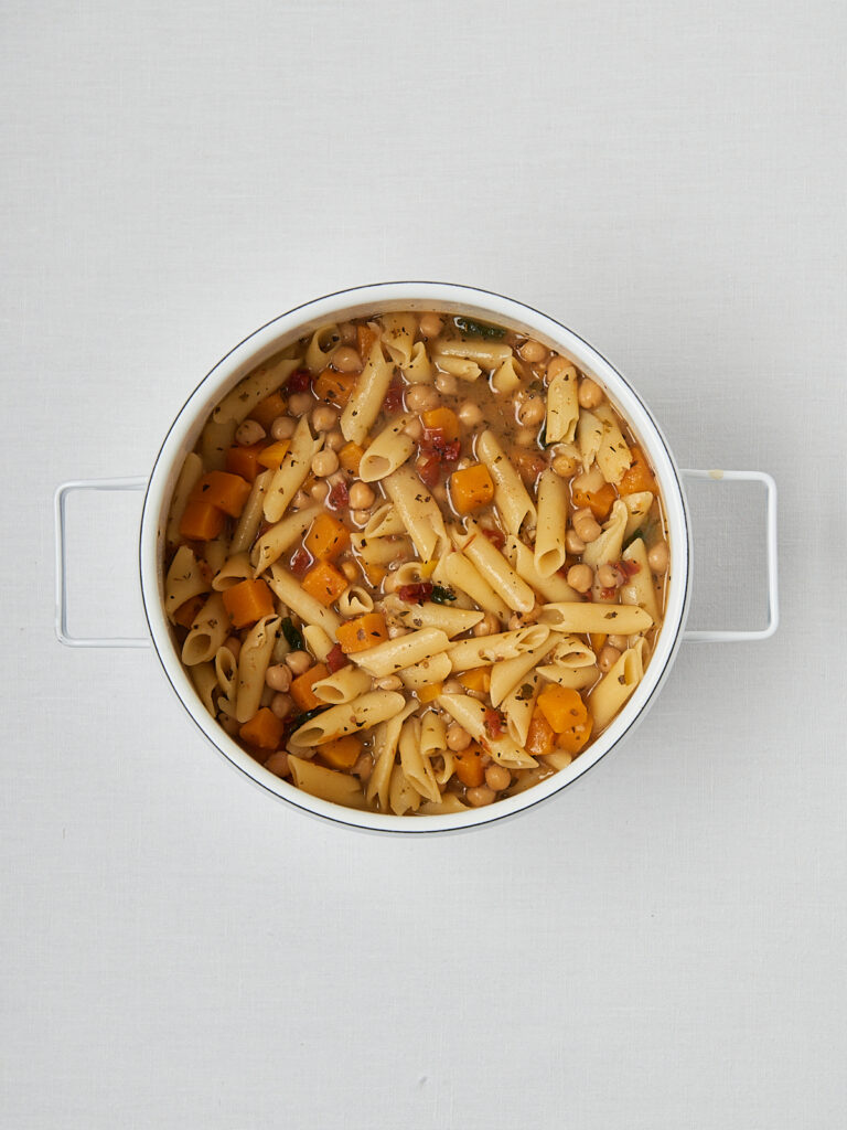 Pasta mit K&uuml;rbis, Kichererbsen und Spinat in cremiger Br&uuml;he im Kochtopf