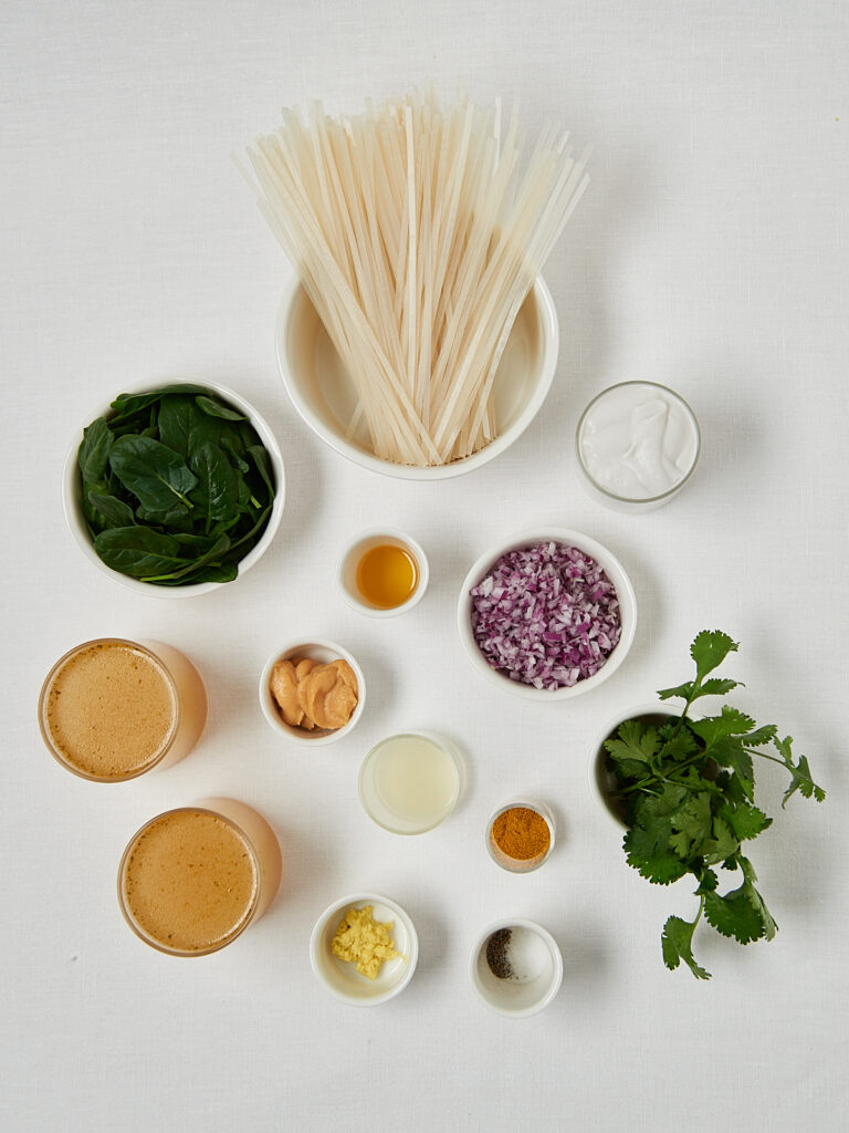 Zutaten fuer Miso Kokosnuss Suppe in weissen sChuesseln