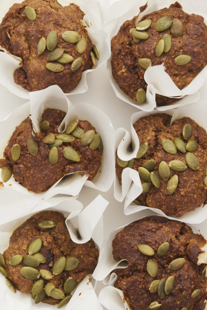 Saftige Apfel-Zimt-Muffins mit Kürbiskernen in Backpapierförmchen – gesunde Meal Prep Rezepte ohne Zucker