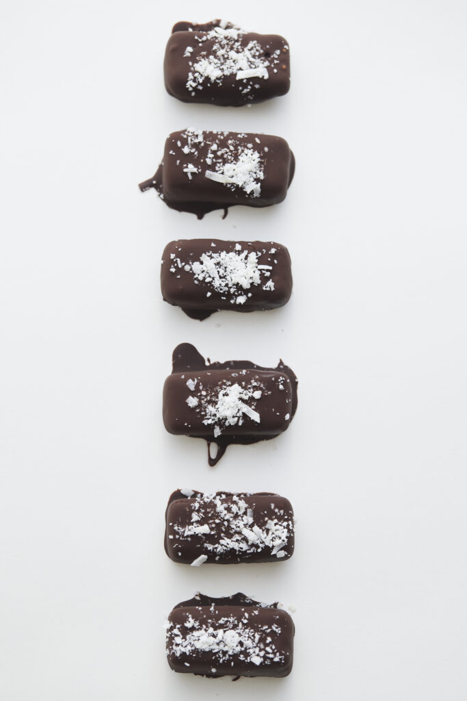 Selbstgemachte Crunchy Bounty Cups mit dunkler Schokolade und Kokos – gesunder Sweet Treat aus dem Meal Prep Monday