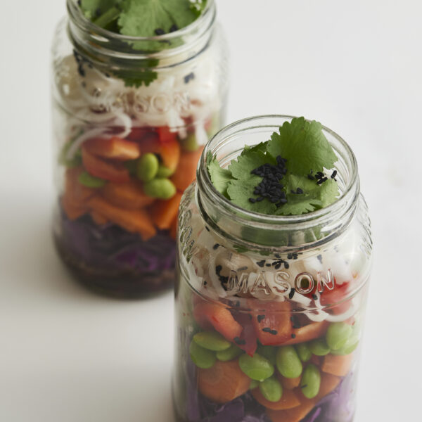 Asiatischer Glasnudelsalat im Mason Jar mit Edamame, Rotkohl, Karotten und frischem Koriander – gesundes Meal Prep Rezept